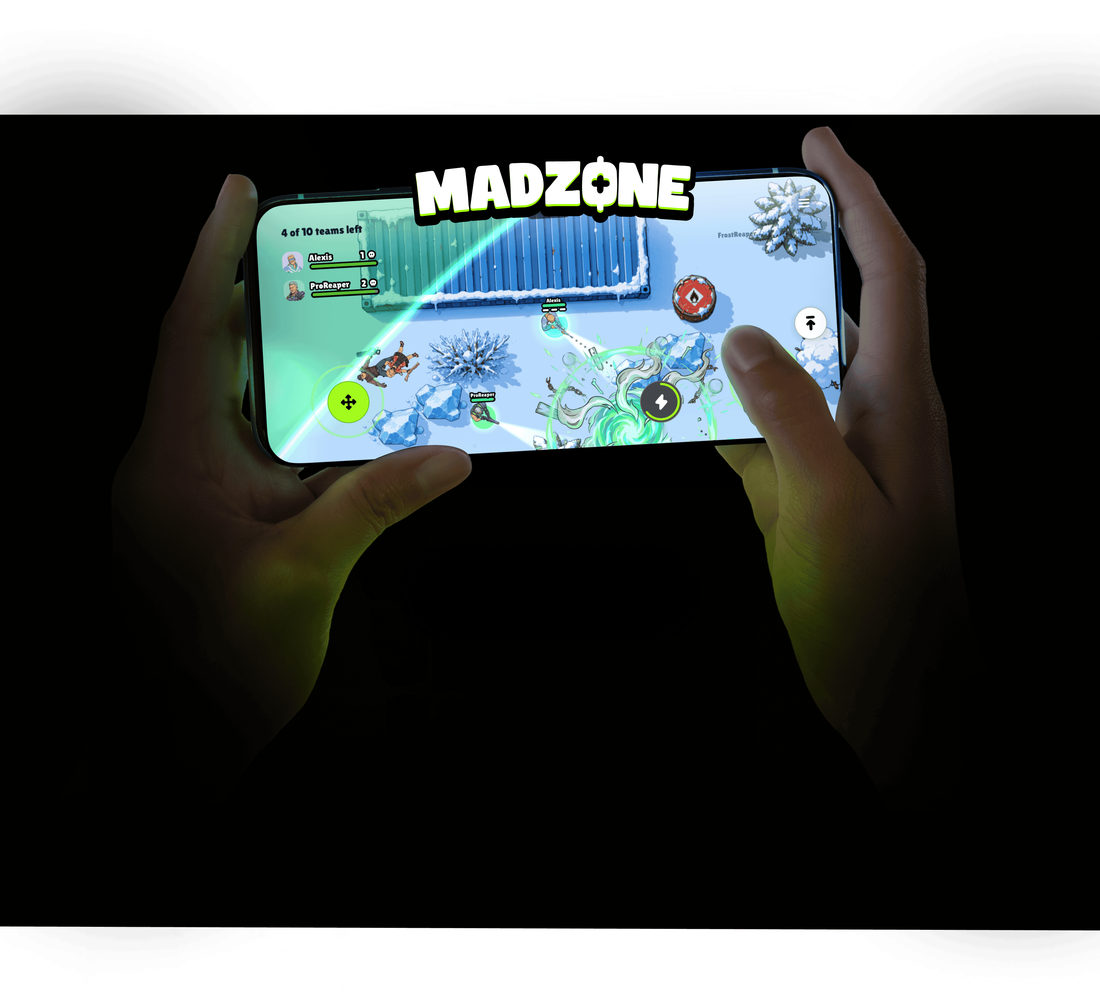 Madzone en cours de partie sur un iPhone tenu à deux mains
